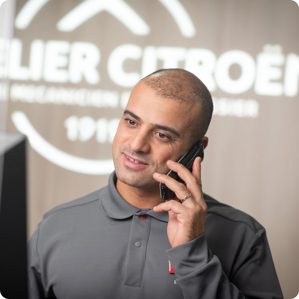 Asesor de servicio en un taller Citroën, destacando los servicios de mantenimiento preventivo y el soporte profesional para propietarios del Citroën ë-C3 Comercial.