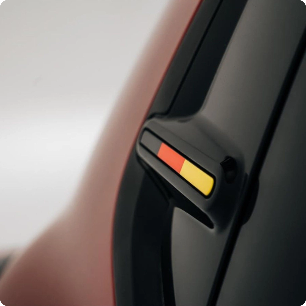 Vista de detalle de un Color Clip exterior del Citroën ë-C3 Comercial, destacando el elemento de diseño personalizable y el estilo distintivo de la marca.