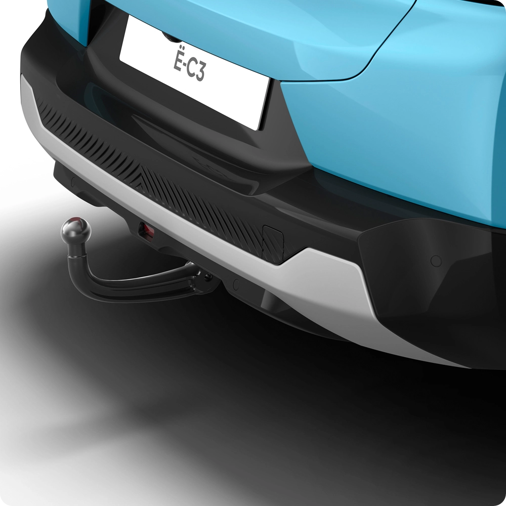 Vista del parachoques trasero del Citroën ë-C3 Comercial equipado con un enganche de remolque, destacando la mayor capacidad de remolque y la utilidad práctica.