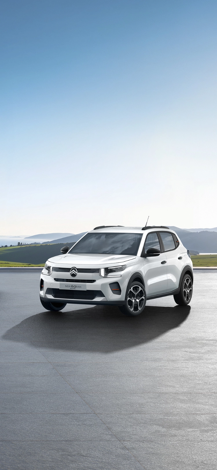 Vista frontal tres cuartos de la gama de vehículos comerciales Citroën incluyendo el ë-C3 Comercial, destacando la oferta de vehículos profesionales de la marca.