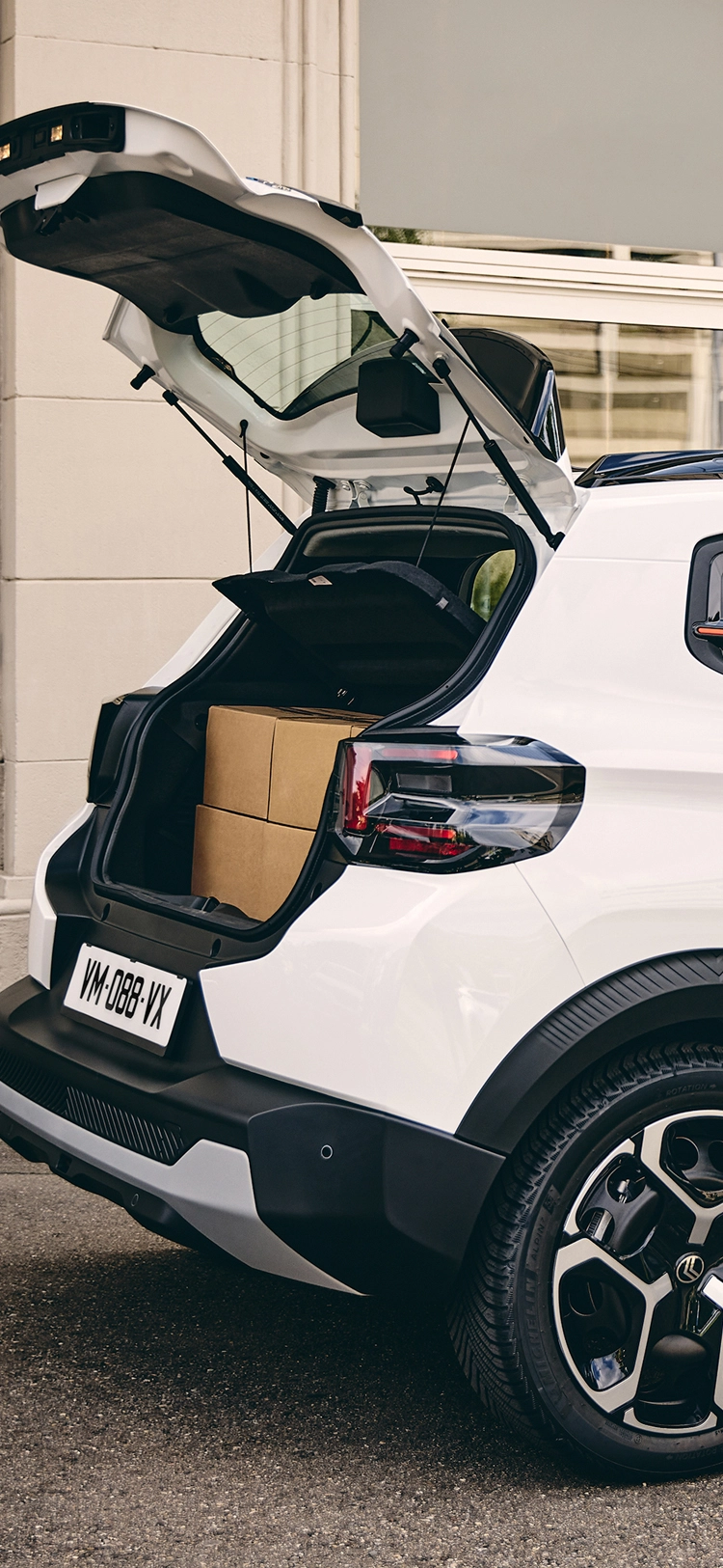 Vista trasera tres cuartos lateral del Citroën ë-C3 Comercial con el área de carga abierta, destacando la accesibilidad y la practicidad de carga.
