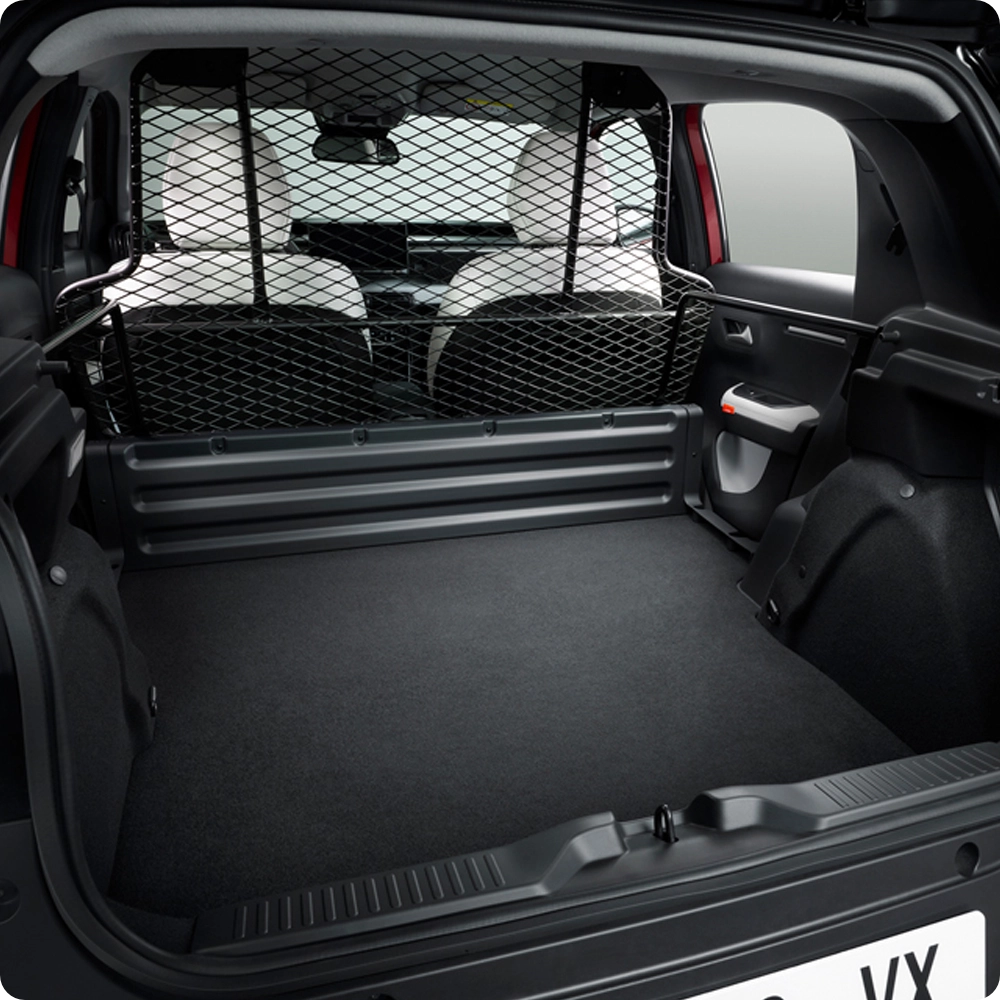 Vista del área de carga trasera del Citroën ë-C3 Comercial, destacando el amplio compartimento de carga, la rejilla separadora protectora y la capacidad de almacenamiento práctica.