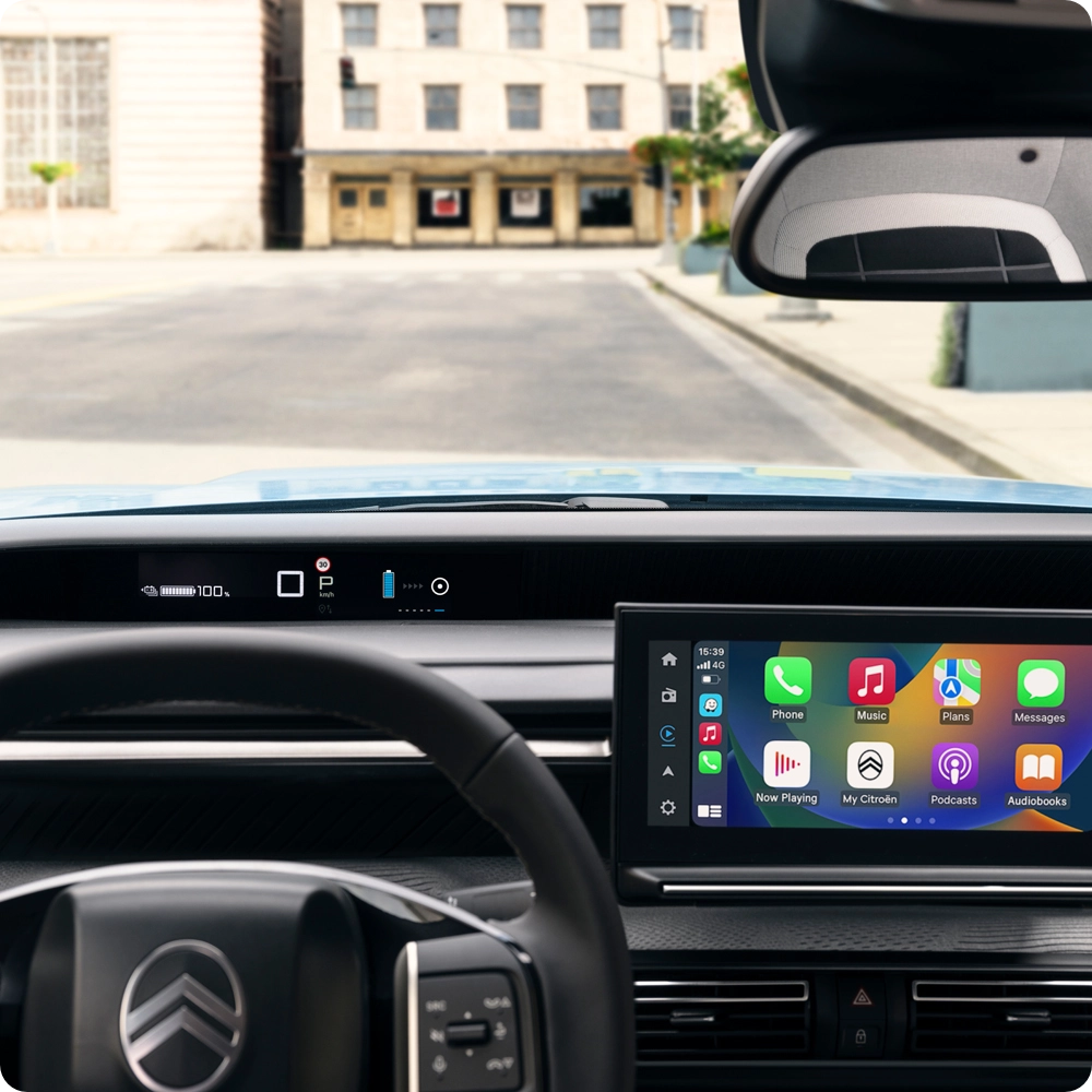 Vista interior del habitáculo del Citroën ë-C3 Comercial, destacando la pantalla táctil de infoentretenimiento, las funciones conectadas y las tecnologías diseñadas para mejorar el confort y la seguridad de conducción.