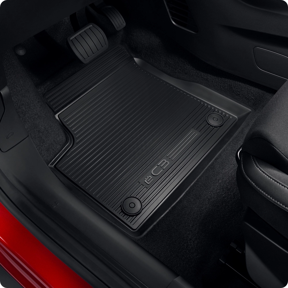 Vista de detalle de una alfombrilla para todo tipo de clima instalada en el interior del Citroën ë-C3 Comercial, destacando la protección duradera del interior y el fácil mantenimiento.