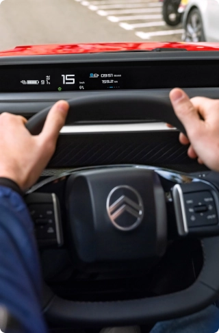 Vista interior del habitáculo del Citroën ë-C3 Comercial, destacando el volante multifunción y los mandos orientados al conductor.