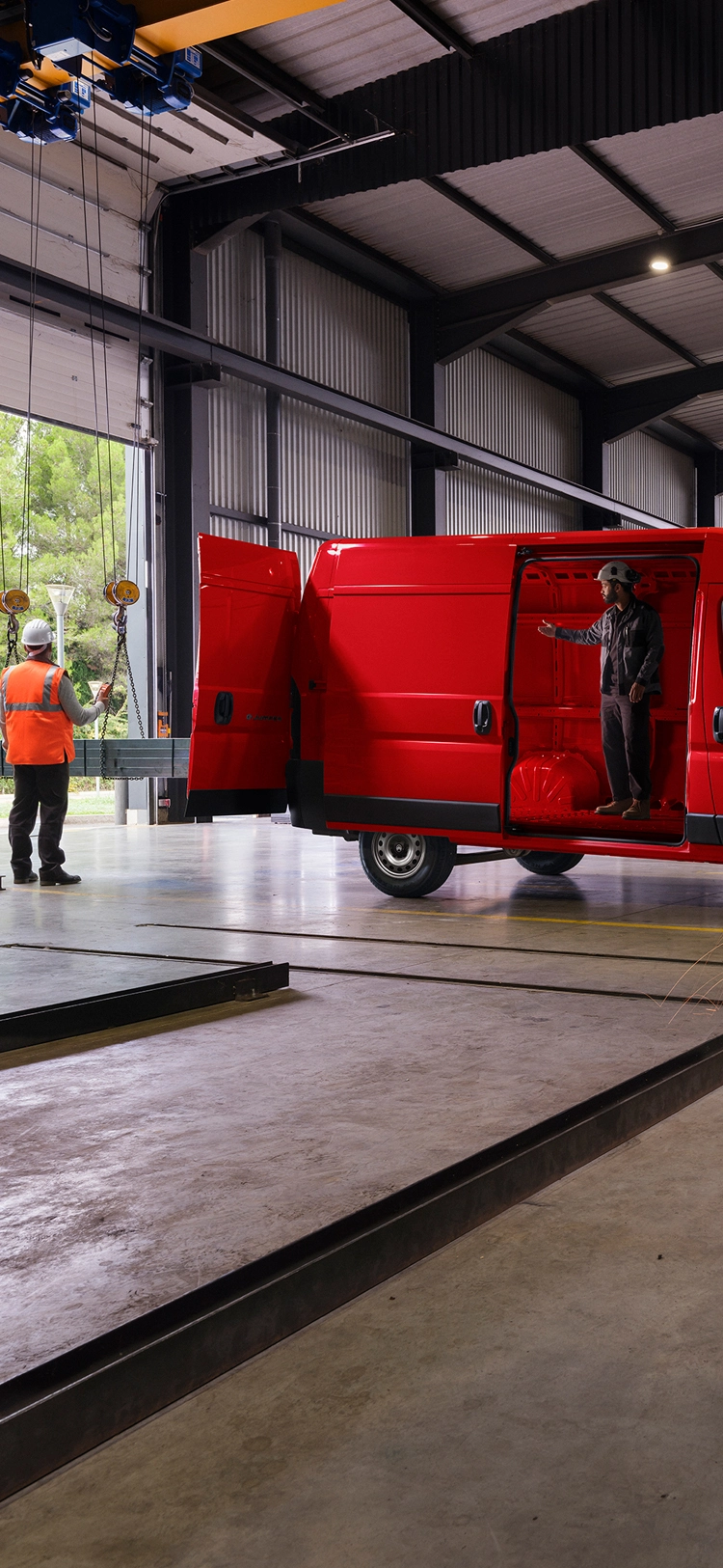 Vista lateral de una Citroën Jumper roja en un entorno de taller, destacando el diseño exterior robusto y la usabilidad profesional.