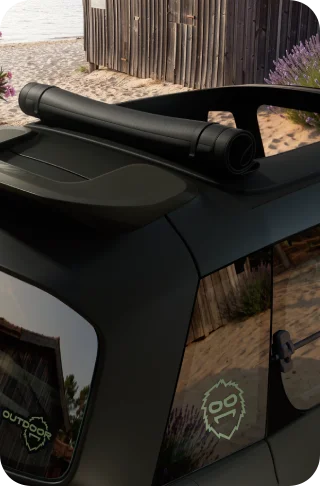Vista trasera elevada del Citroën Ami Outdoor con techo practicable, pensado para disfrutar de la movilidad eléctrica al aire libre.