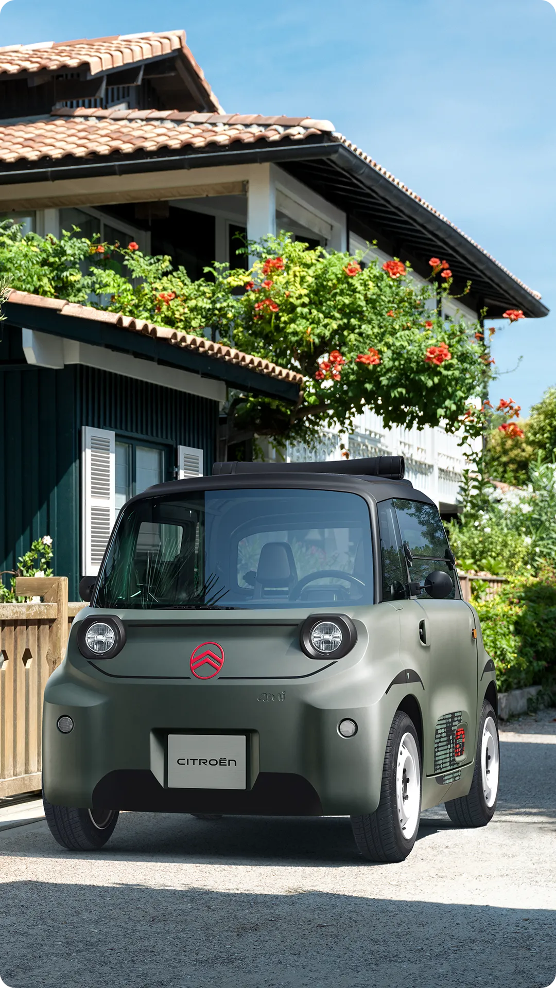Vista delantera tres cuartos del Citroën Ami Outdoor con techo de lona, un vehículo eléctrico urbano ideal para desplazamientos de proximidad.