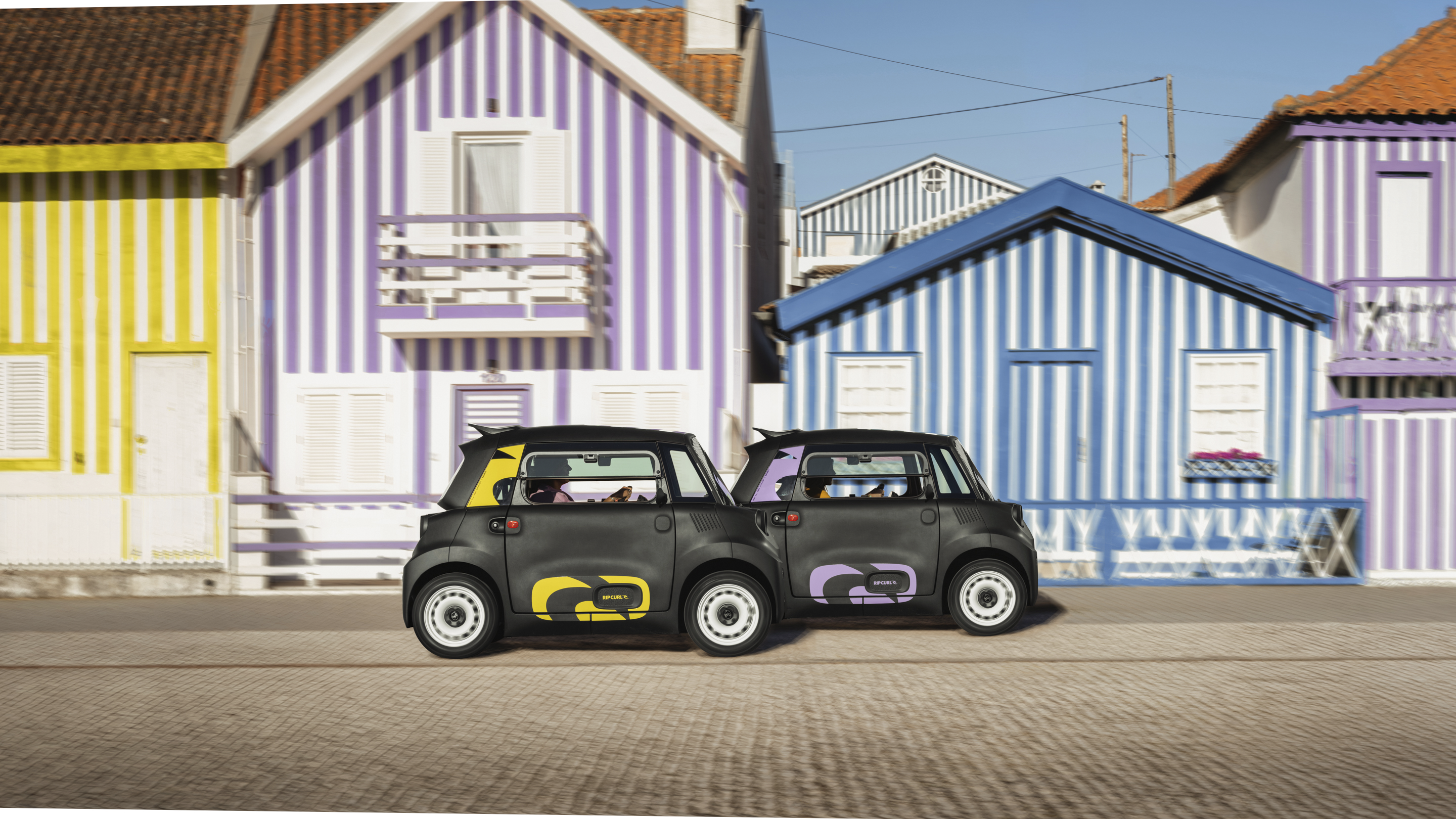 Vista de calle lado a lado del Citroën Ami x Rip Curl eléctrico sin carné, estilo doble Citroën Ami para coche eléctrico urbano