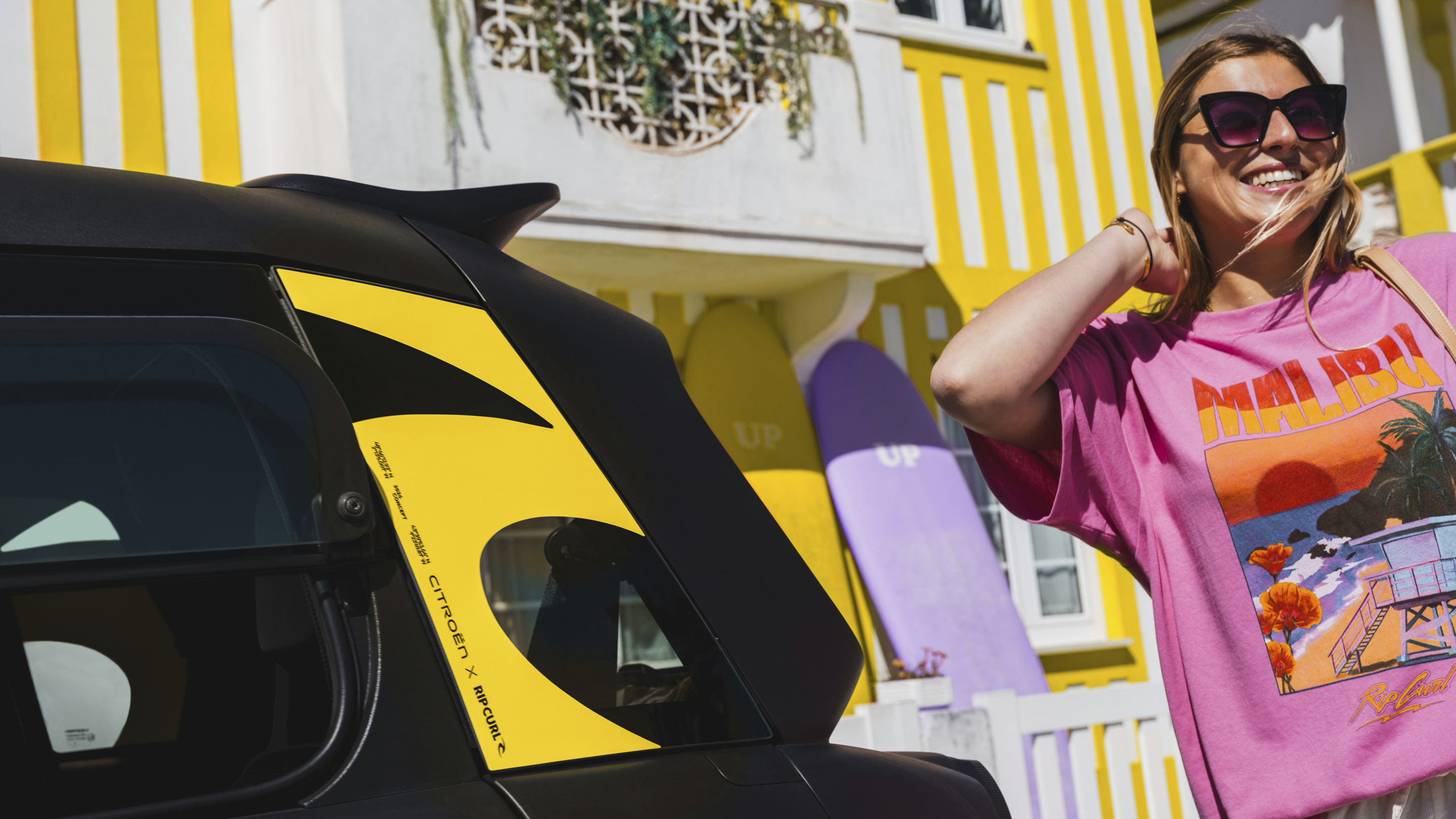 Vista detalle trasero del Citroën Ami x Rip Curl eléctrico sin carné, detalle gráfico Citroën Ami para coche eléctrico urbano