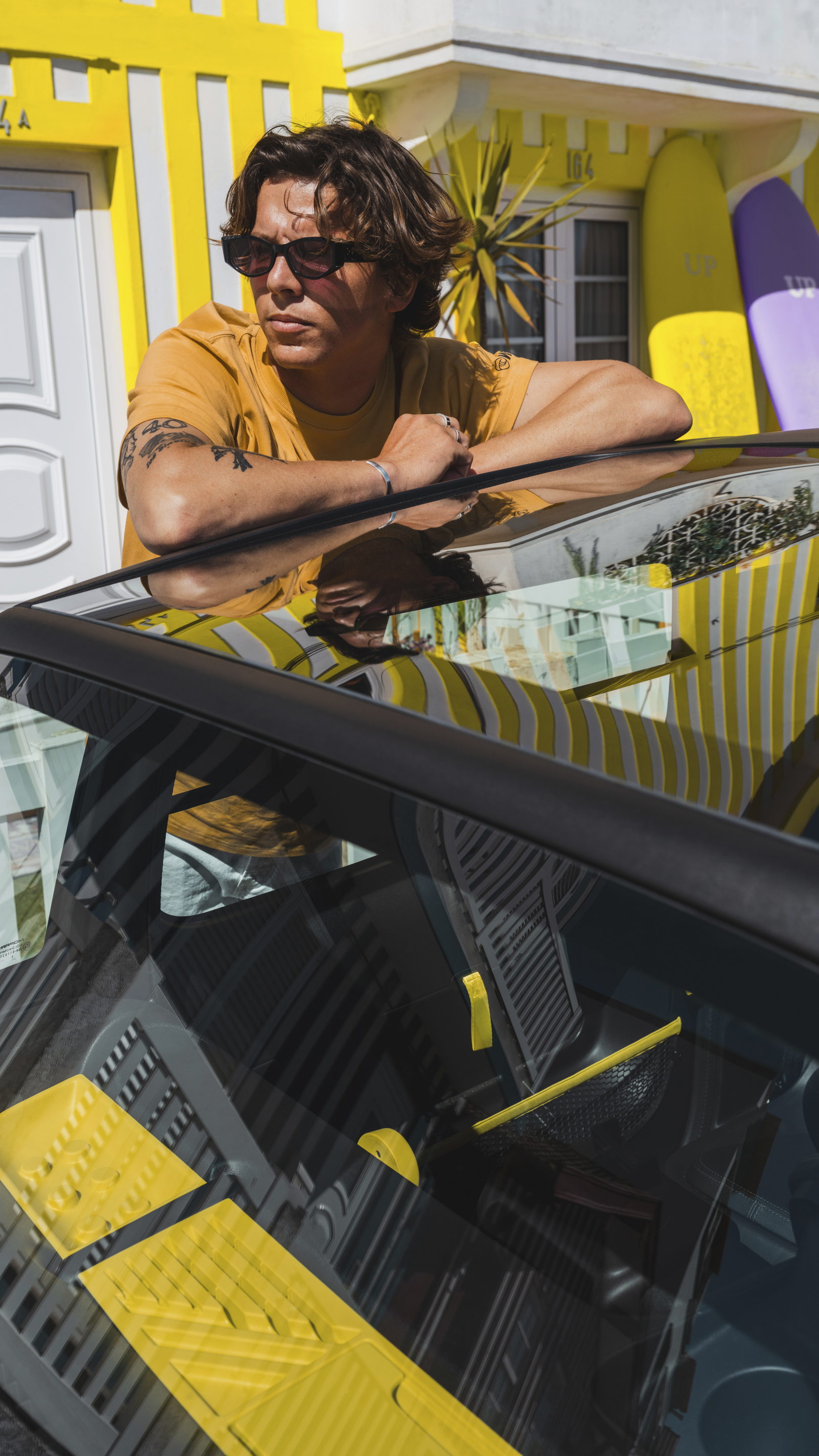Vista lifestyle techo del Citroën Ami x Rip Curl eléctrico sin carné, experiencia Citroën Ami para usuarios de coche eléctrico urbano