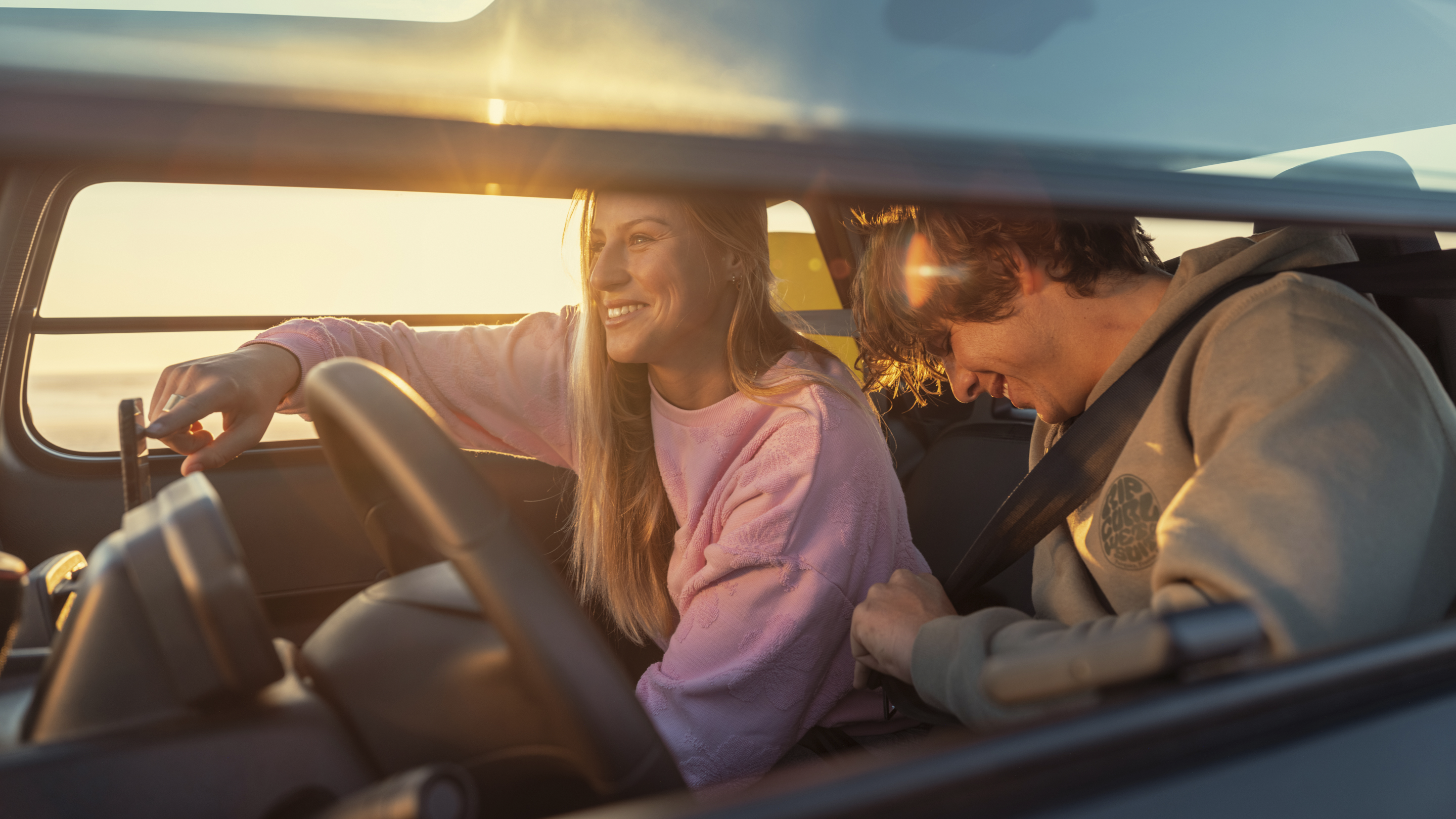 Vista lifestyle interior del Citroën Ami x Rip Curl eléctrico sin carné, momento compartido Citroën Ami para coche eléctrico urbano