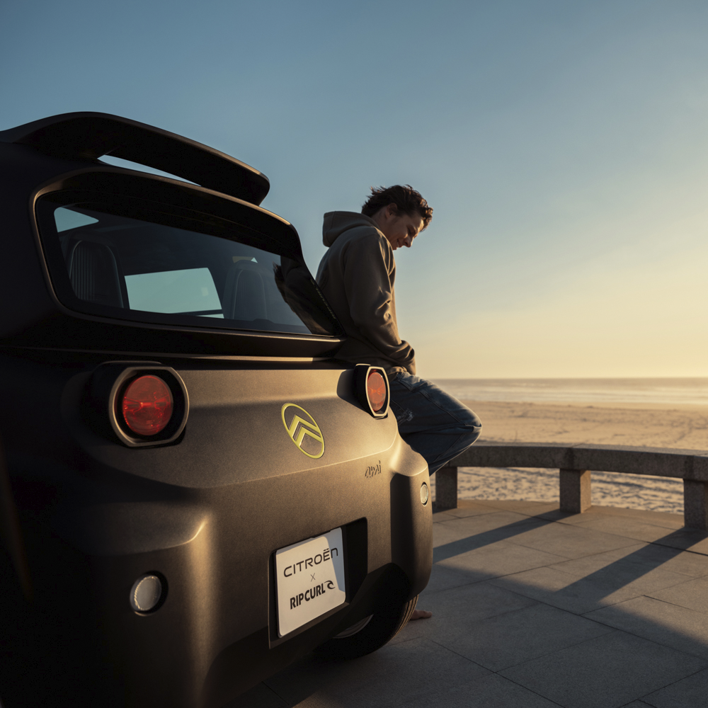 Vista trasera playa atardecer del Citroën Ami x Rip Curl eléctrico sin carné, libertad costera Citroën Ami para coche eléctrico urbano