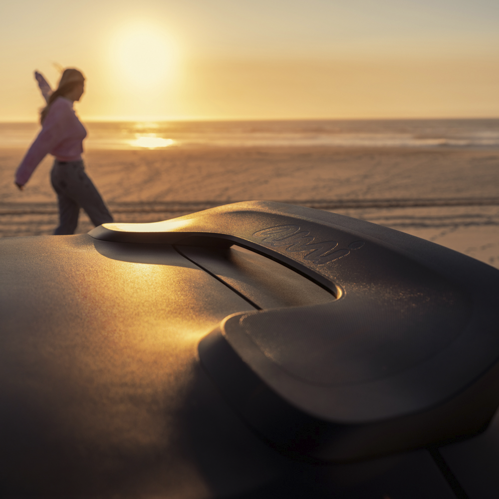 Vista detalle asa techo atardecer del Citroën Ami x Rip Curl eléctrico sin carné, estilo de vida playa Citroën Ami para coche eléctrico urbano