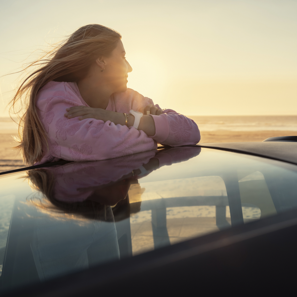 Vista lifestyle techo del Citroën Ami x Rip Curl eléctrico sin carné, escapada al atardecer Citroën Ami para coche eléctrico urbano