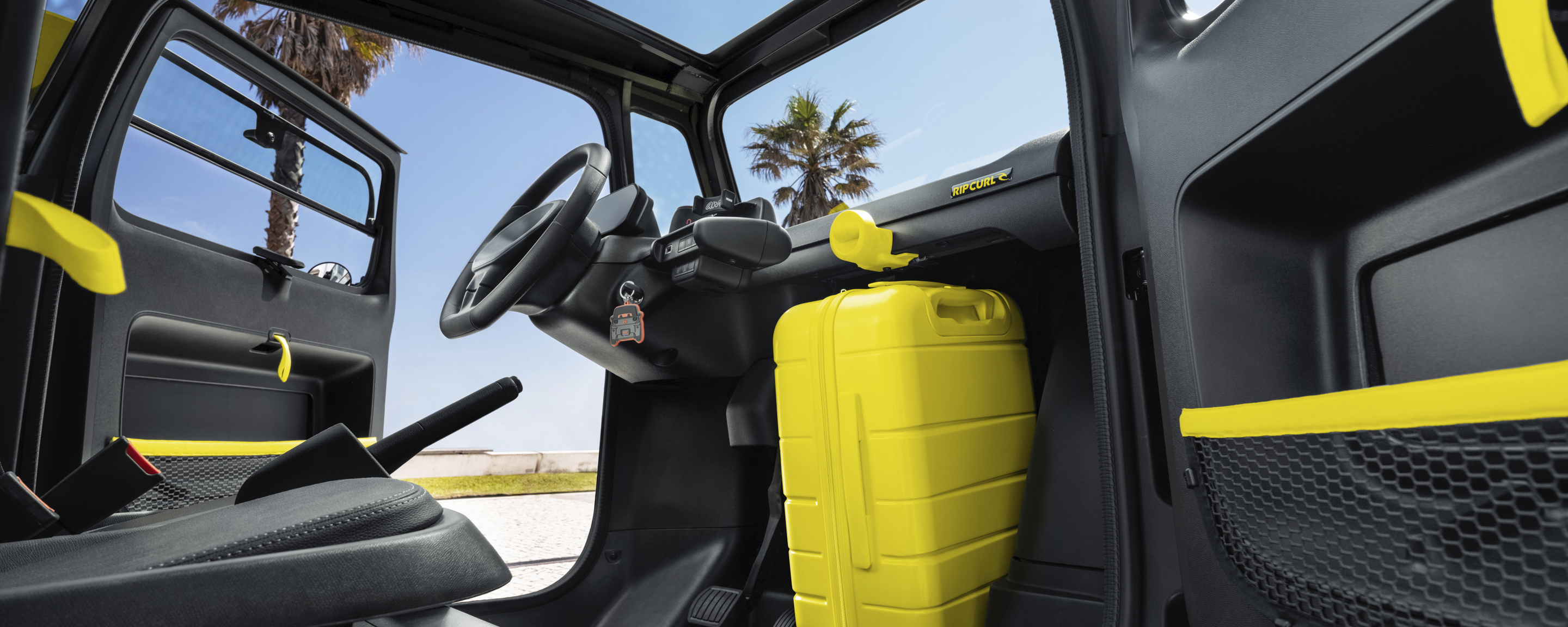 Vista amplia interior del Citroën Ami x Rip Curl eléctrico sin carné, habitáculo práctico Citroën Ami para coche eléctrico urbano