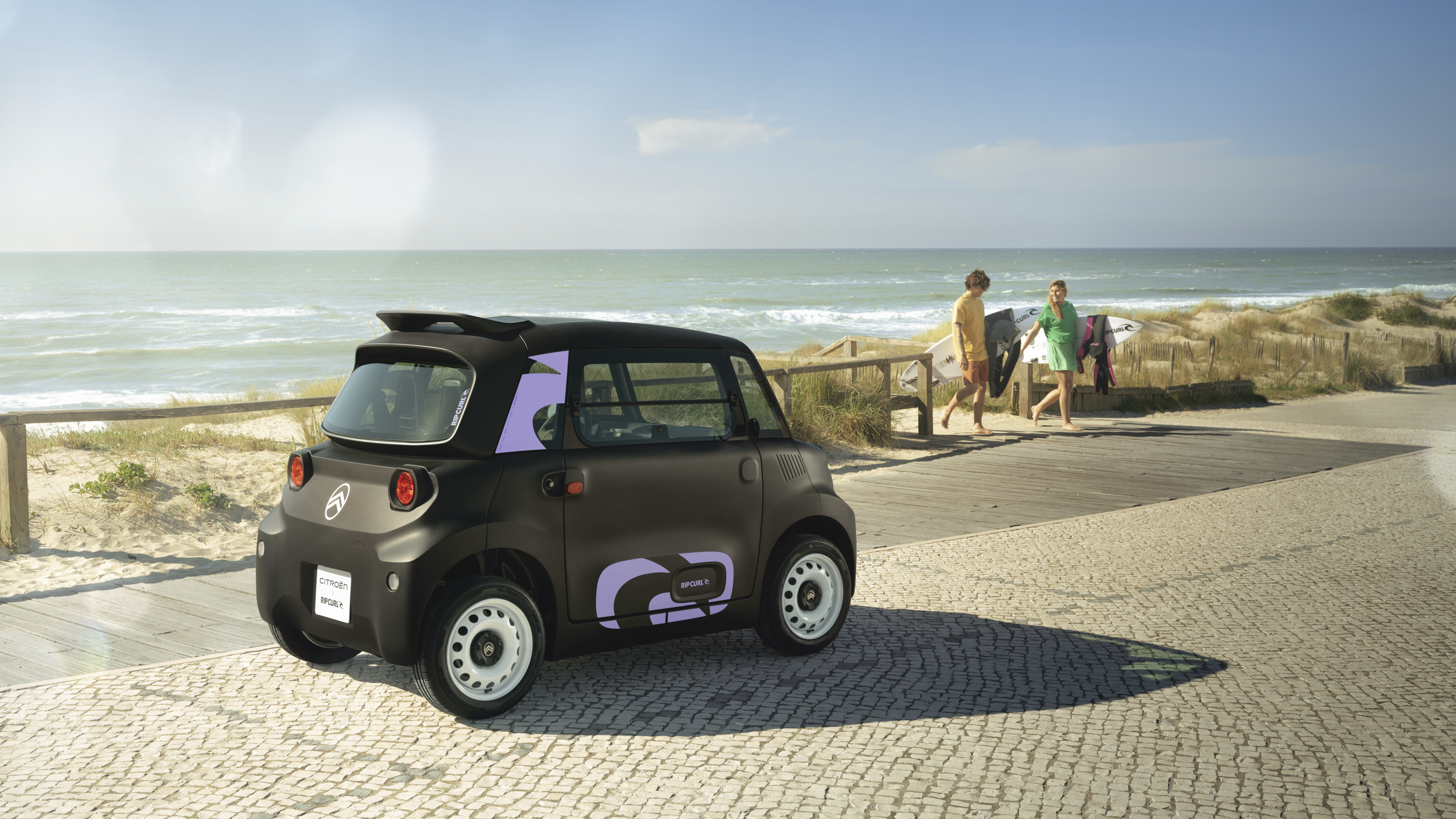 Vista trasera en tres cuartos del Citroën Ami x Rip Curl eléctrico sin carné, Citroën Ami libertad costera para coche eléctrico urbano