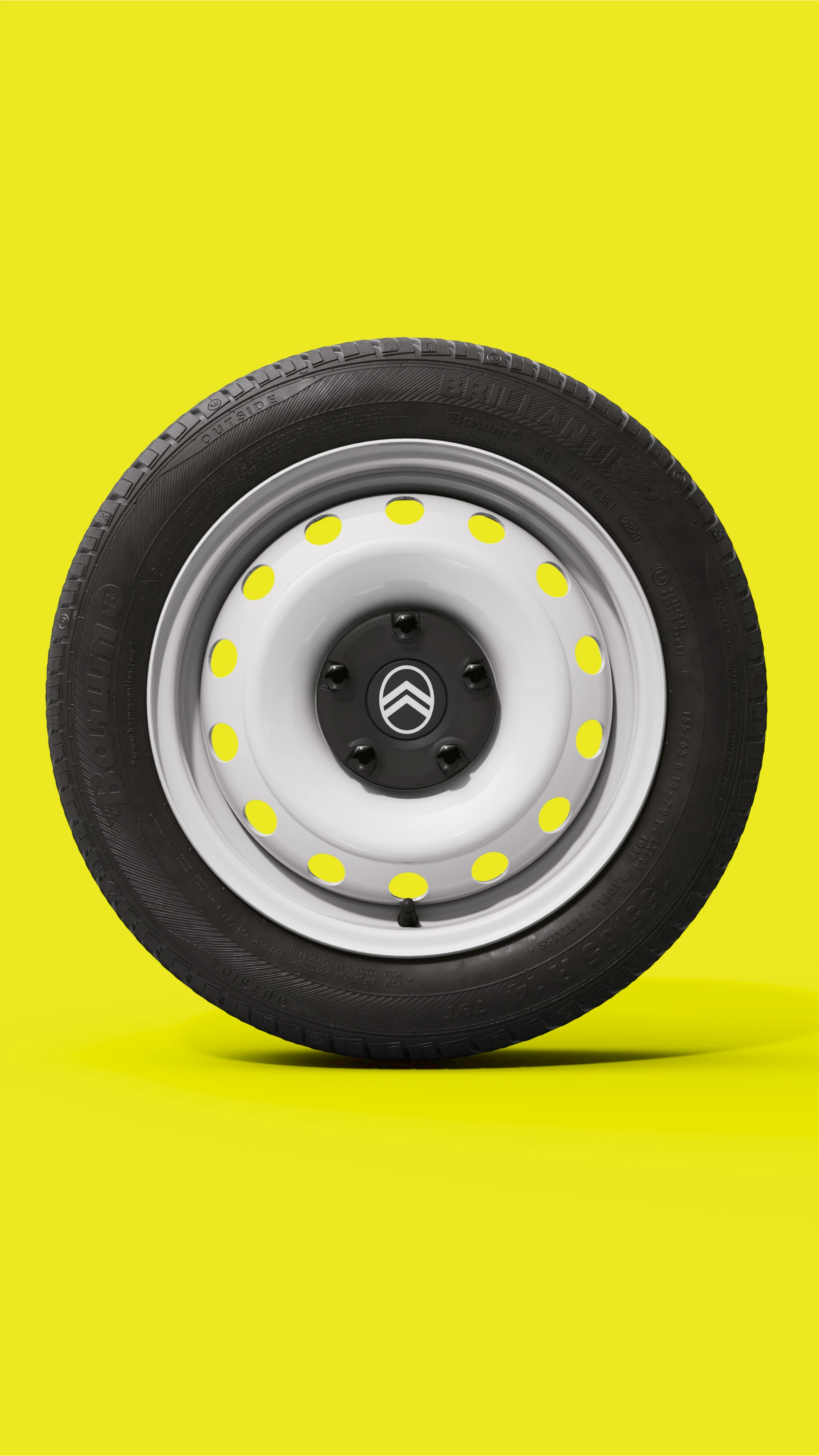 Vista detalle rueda del Citroën Ami x Rip Curl eléctrico sin carné, llanta de acero Citroën Ami para coche eléctrico urbano