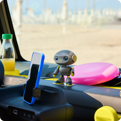 Vista interior del salpicadero del Citroën Ami, con soluciones de almacenamiento inteligentes y un habitáculo compacto para la movilidad urbana.