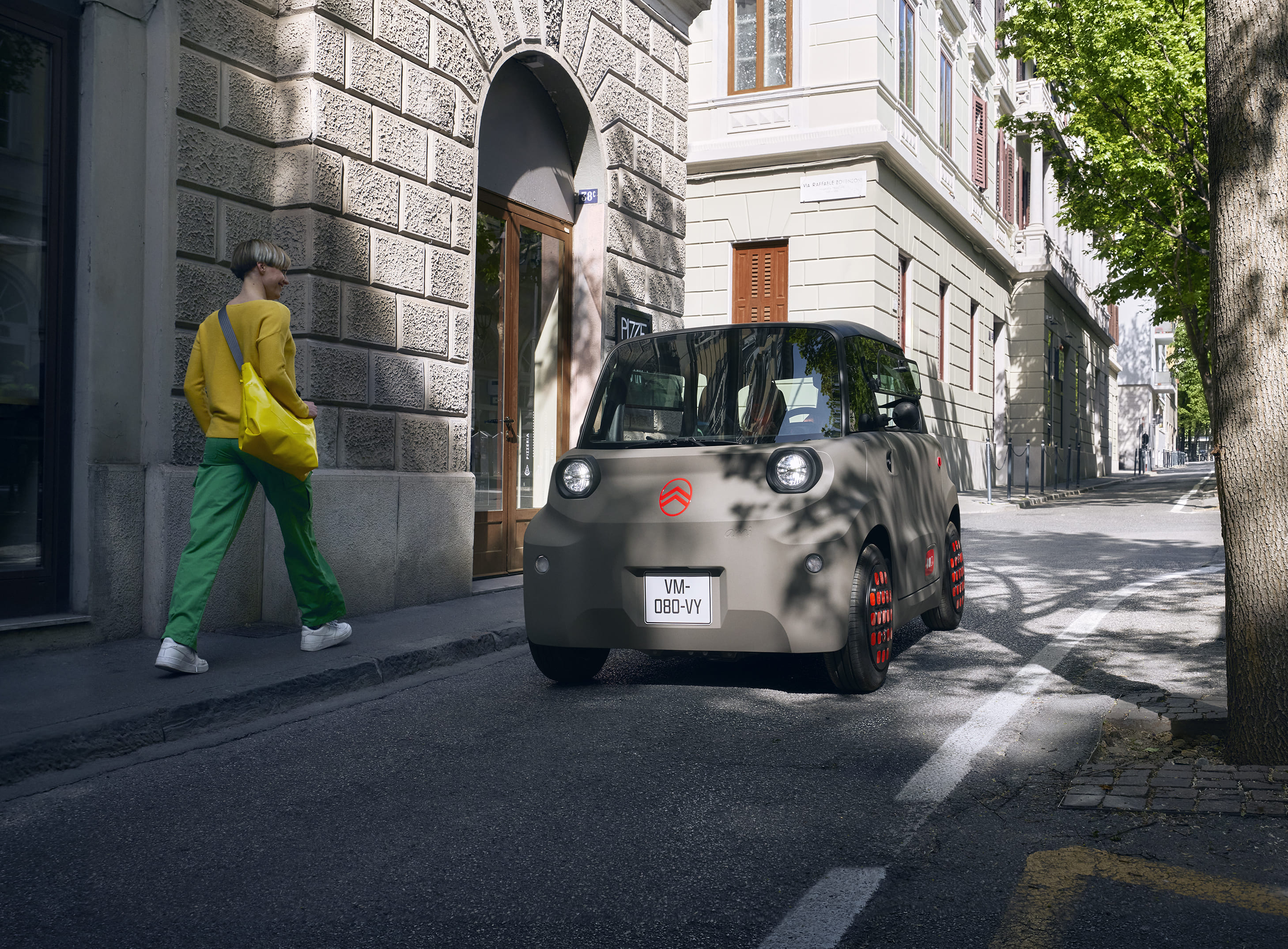 Front street view Citroën Ami showcases compact safe reliable electric design enabling innovative urban freedom driving.