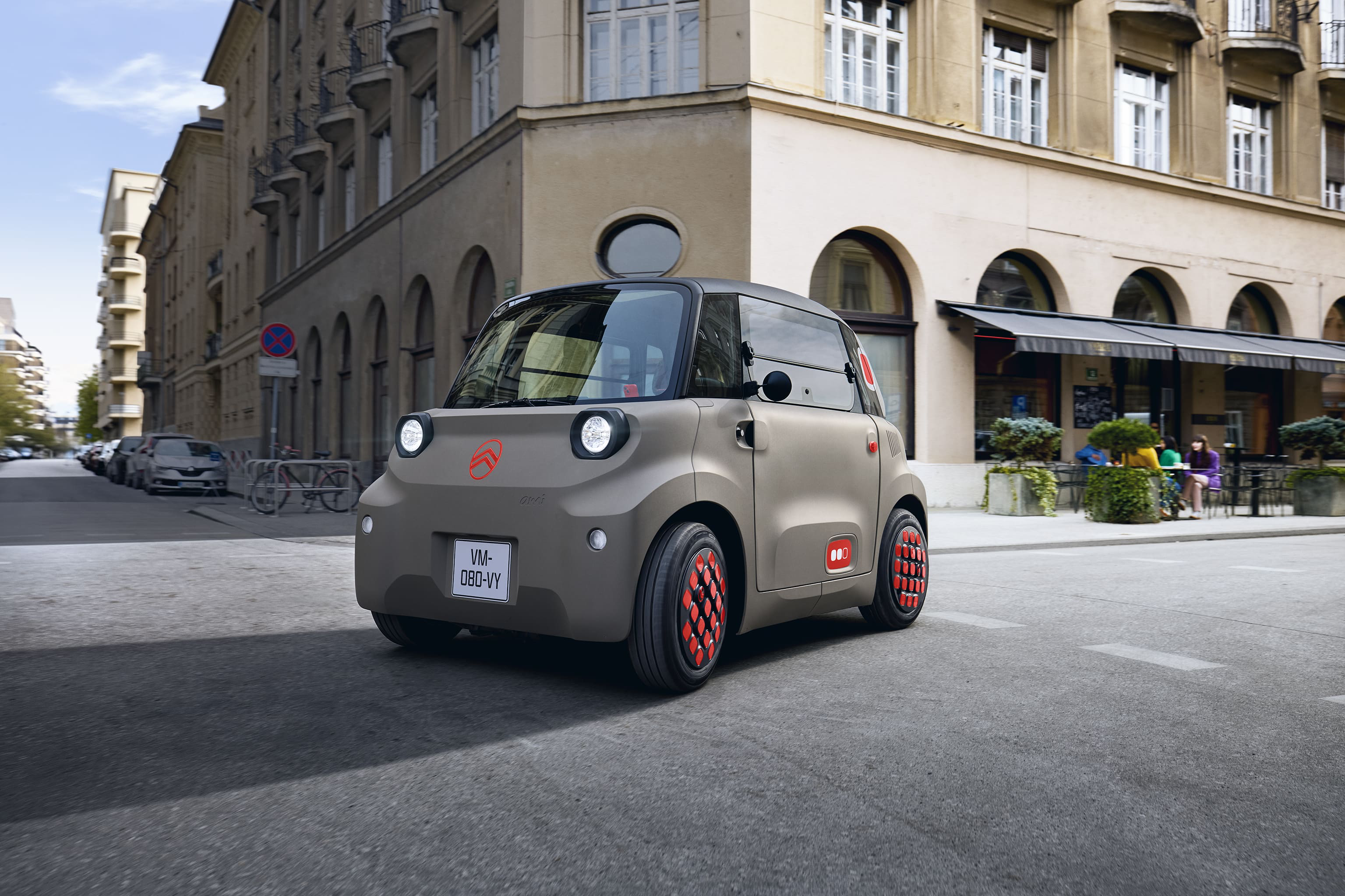 Front 3/4 street view Citroën Ami highlights compact safe reliable electric design offering innovative urban freedom.