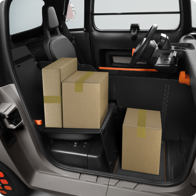 Vista interior de la zona de carga del Citroën Ami, con una configuración segura y resistente para repartos urbanos compactos.