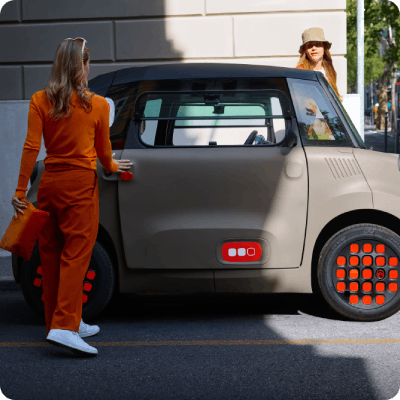 Vista delantera lateral del Citroën Ami, un vehículo eléctrico urbano compacto y asequible, ideal para nuevos conductores.