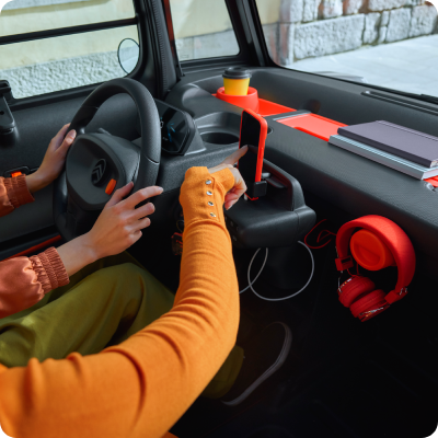 Vista interior del puesto de conducción del Citroën Ami, con una disposición segura y funcional compatible con accesorios conectados para la ciudad.