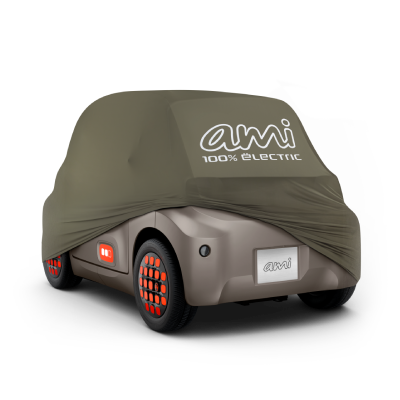 Vista posterior en ángulo del Citroën Ami bajo una funda, con una protección segura y resistente para su estacionamiento.