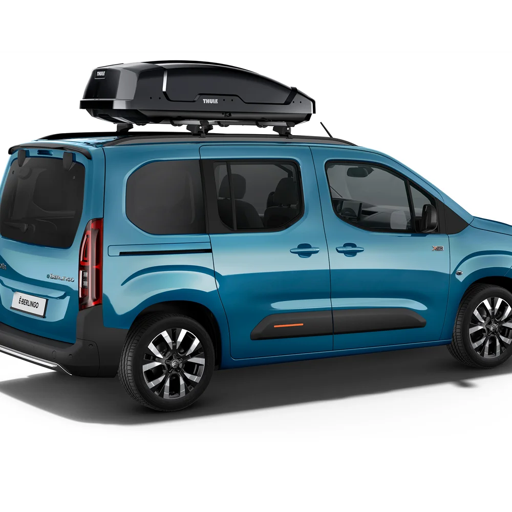 Vista lateral del Berlingo Azul Kiama con cofre de techo mostrando practicidad, seguridad, eficiencia y capacidad de almacenamiento extendida con confianza