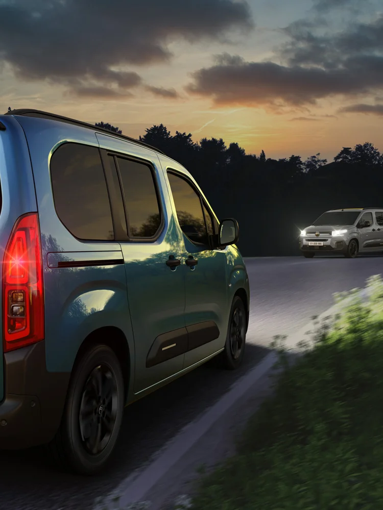 Vista trasera tres cuartos del ë-Berlingo con Asistente de Luces de Carretera mejorando la visibilidad, seguridad, tecnología y conducción con confianza
