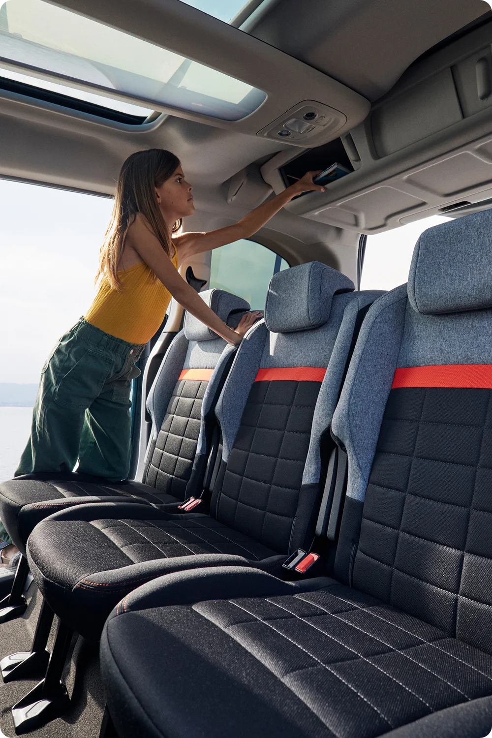 Vista interior trasera del Berlingo destacando asientos modulares, confort, habitabilidad, seguridad y uso familiar versátil mejorado