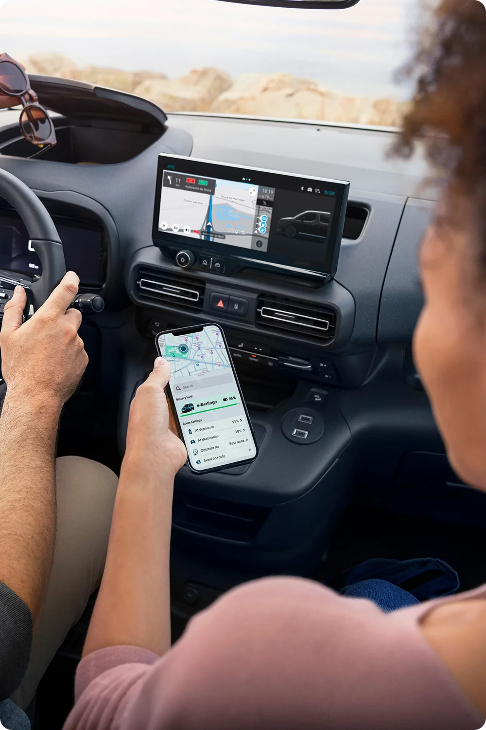 Vista interior frontal del Berlingo mostrando tecnología a bordo, conectividad, seguridad y confort de conducción moderno mejorado