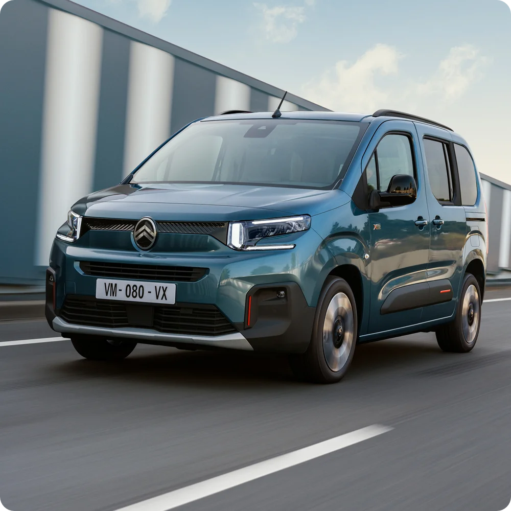 Vista frontal del Kiama Blue ë‑Berlingo conducción mostrando eléctrico range, eficiencia, seguridad y con confianza long‑distance freedom