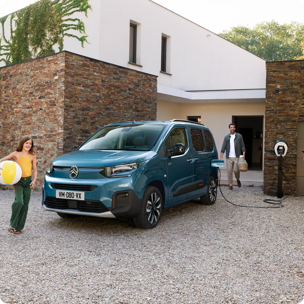 Vista lateral del Kiama Blue ë‑Berlingo en carga mostrando seguridad, eficiencia, tecnología y con confianza diaria public‑en carga uso