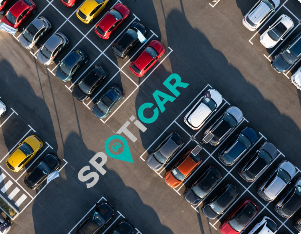 Vista aérea de un aparcamiento con múltiples vehículos y marca Spoticar, destacando los vehículos de ocasión Citroën certificados y su disponibilidad.