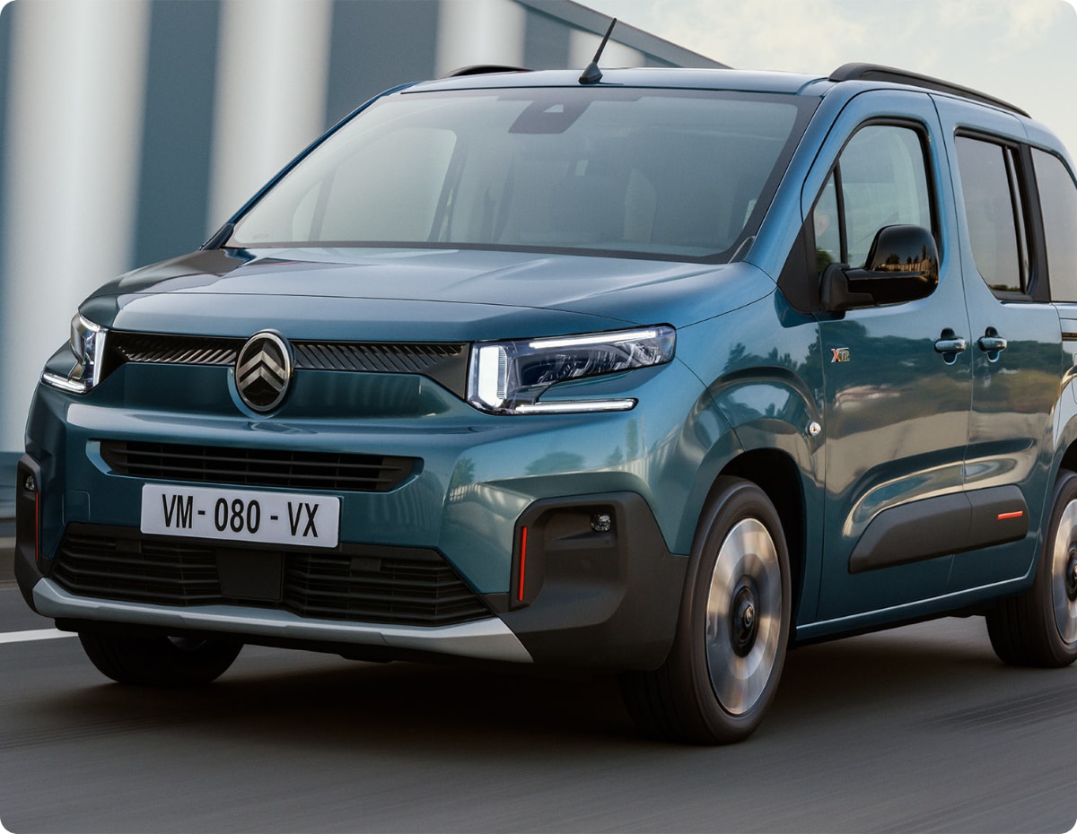 Vista frontal tres cuartos del Berlingo Azul Kiama mostrando diseño, seguridad, eficiencia y disponibilidad de stock inmediata