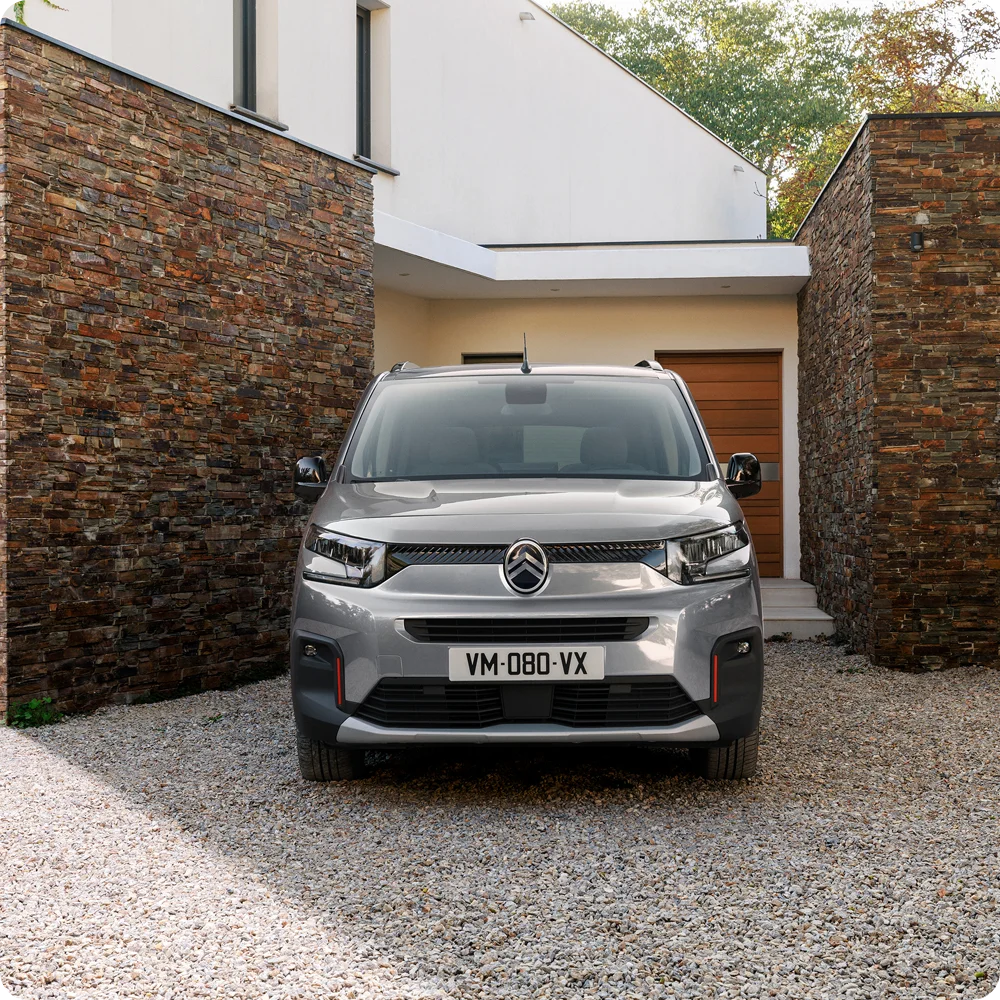Vista frontal del Berlingo destacando tecnología ADAS mejorando seguridad, visibilidad, confort y asistencia a la conducción diaria con confianza
