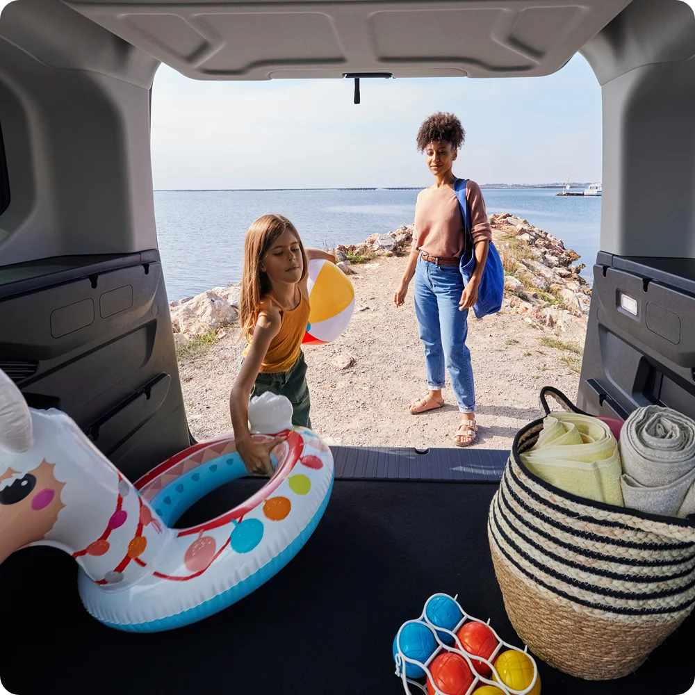 Vista interior trasera del Berlingo destacando configuración versátil espaciosa con hasta 7 plazas, confort y flexibilidad familiar