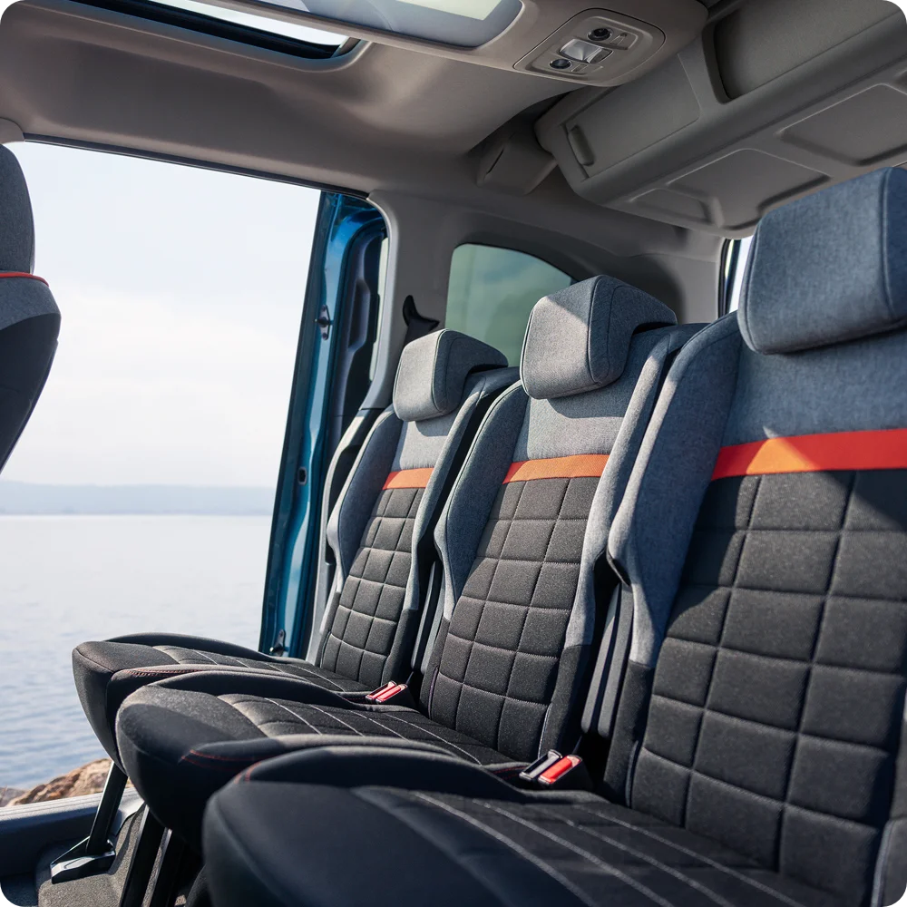 Vista interior frontal del Berlingo destacando asientos Advanced Comfort, sujeción, seguridad y experiencia relajante a bordo mejorada