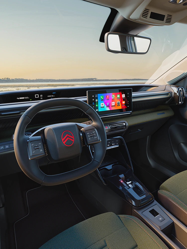 Primer plano del salpicadero y la pantalla táctil del Citroën ëC3 Outdoor, con conectividad Advanced Comfort para tus viajes