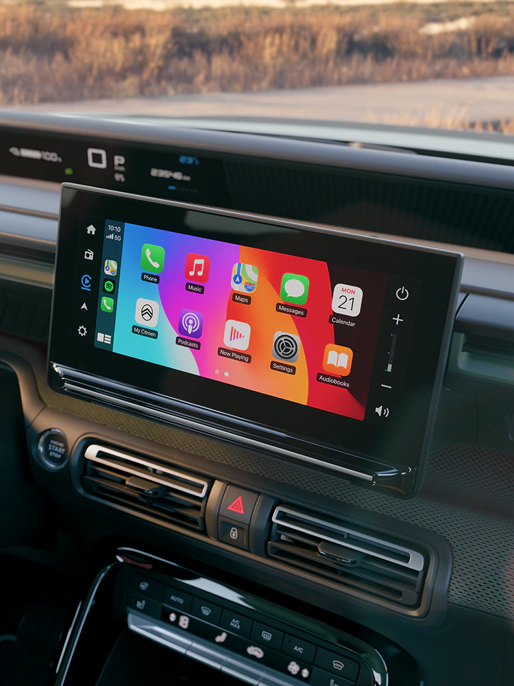 Primer plano del salpicadero con inserto Outdoor, que destaca el interior Advanced Comfort de este SUV compacto