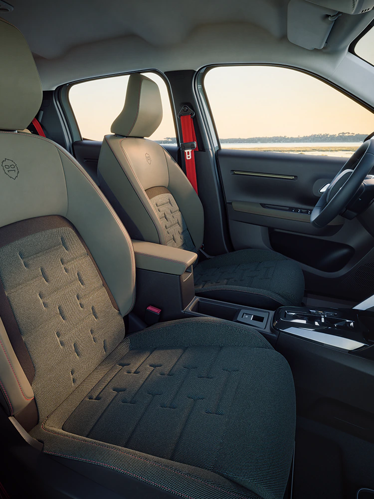 Vista frontal del interior del Citroën ëC3 Outdoor, con asientos Advanced Comfort y un habitáculo espacioso para tus viajes en familia
