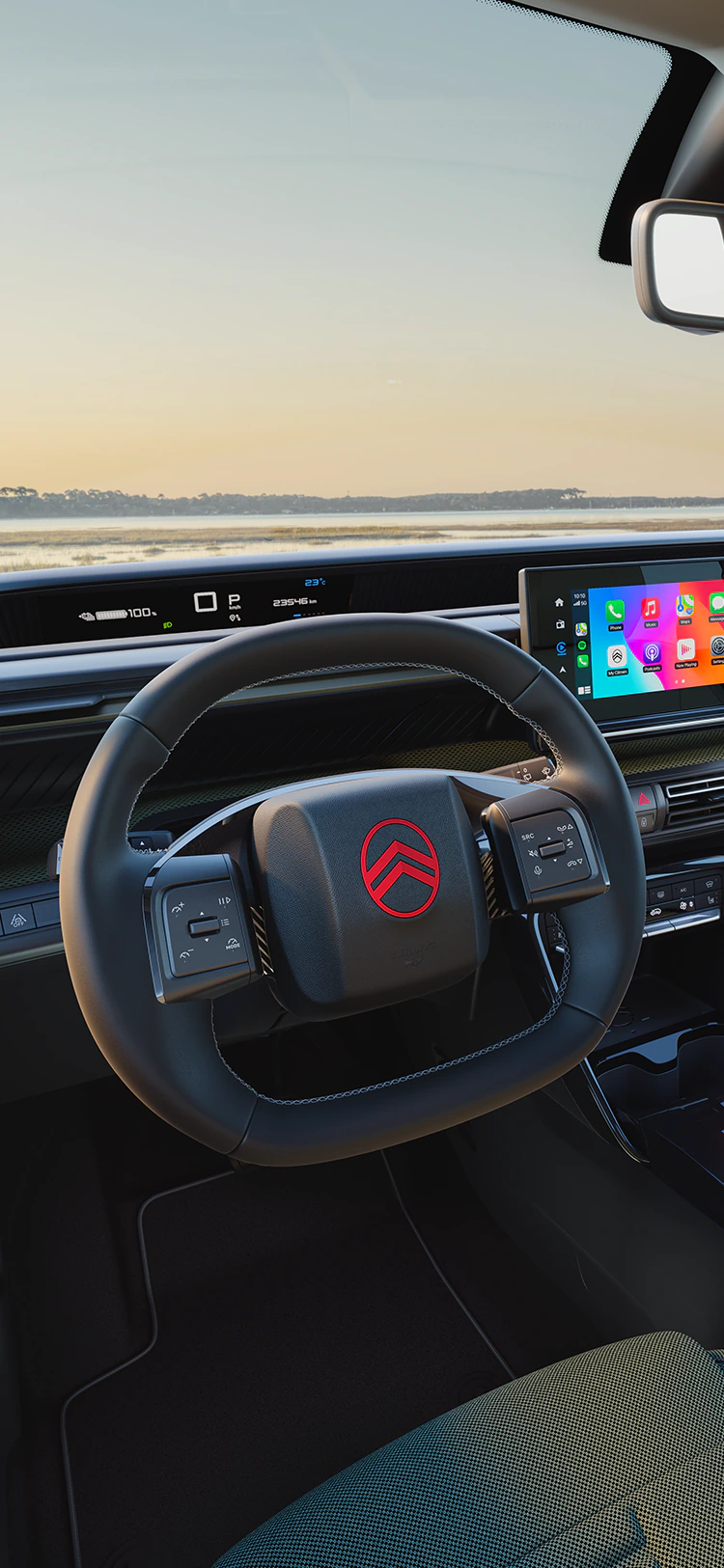 Vista desde el puesto de conducción del Citroën C3 Outdoor, con salpicadero, pantalla multimedia y conectividad Advanced Comfort para tus viajes en familia
