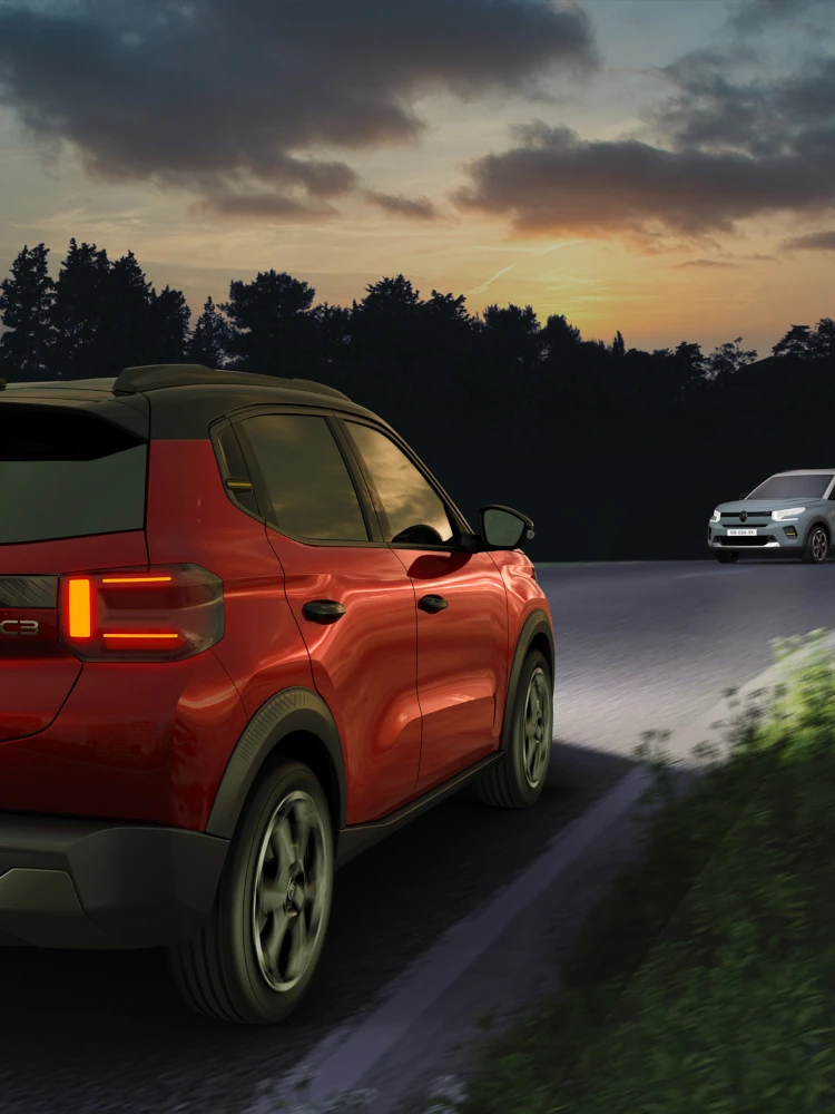 Vista trasera nocturna del Citroën C3 SUV destacando los faros automáticos para una movilidad urbana diaria más segura, con confianza y asequible.