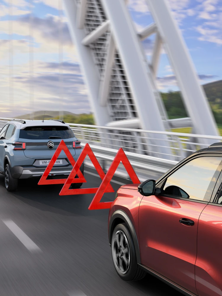 Vista trasera en movimiento del Citroën C3 SUV compacto ilustrando la alerta de colisión frontal para una movilidad urbana diaria más segura, con confianza y asequible.