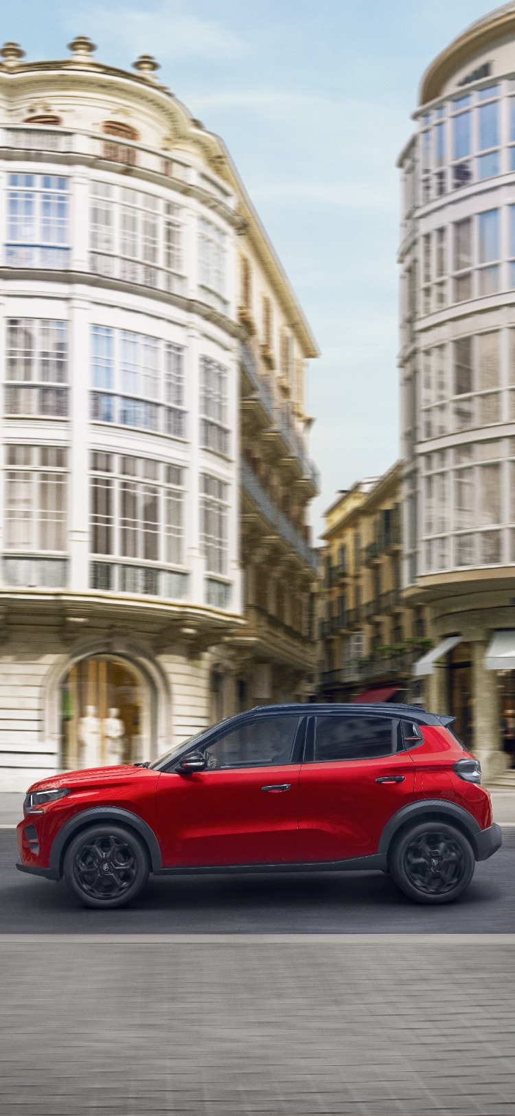 Vista lateral en movimiento del Citroën C3 SUV compacto destacando el diseño moderno de las luces traseras para una movilidad segura, eficiente y asequible.