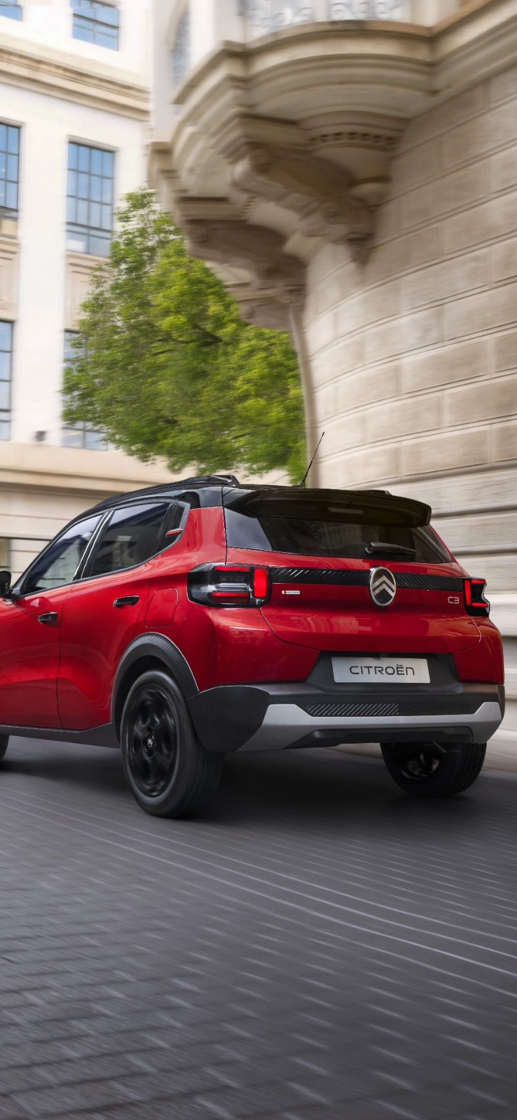 Vista trasera tres cuartos del Citroën ë‑C3 SUV eléctrico destacando el rendimiento ágil en ciudad para una movilidad suave, con confianza y asequible.