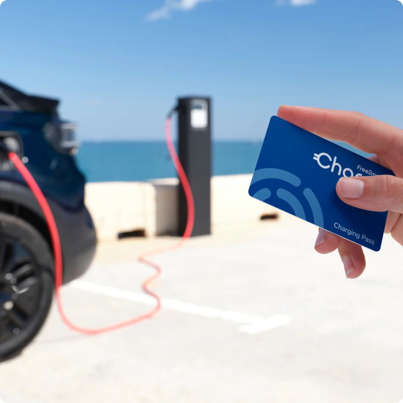 Vista de detalle de una tarjeta de acceso de carga junto a una estación de carga pública, destacando el fácil acceso a las redes de carga para el Citroën ë-C3 Comercial.