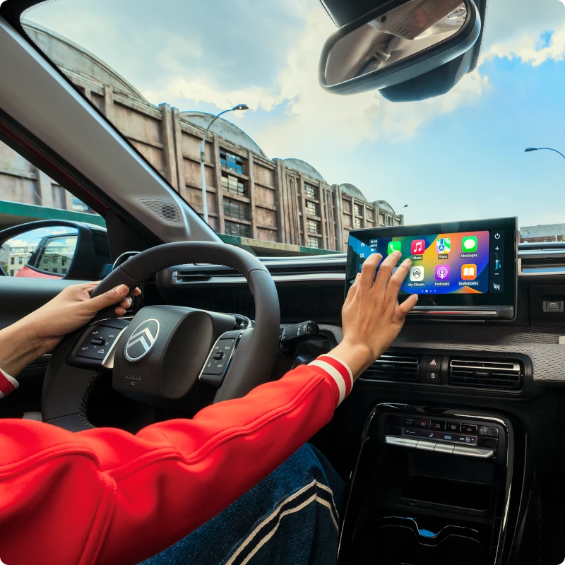 Vista del conductor del ë‑Berlingo mostrando ADAS tecnología mejorando seguridad, visibilidad, confort y con confianza diaria conducción asistencia